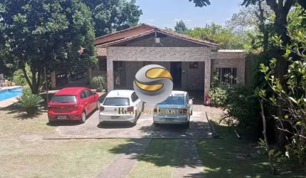 Casa totalmente TÉRREA, com piscina, churrasqueira e amplo terreno.