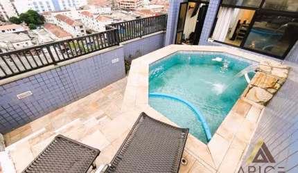 !!OPORTUNIDADE!! ÓTIMA COBERTURA DUPLEX com 135m² ÚTEIS - 03 DORM sendo 01 SUÍTE - PISCINA + CHURRASQUEIRA - 02 VAGAS por R$ 789 MIL - Estuário/Embaré
