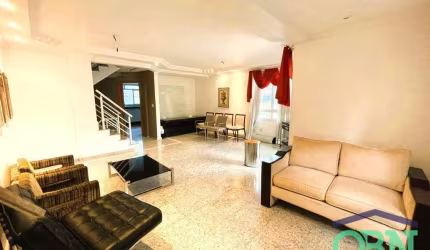 !!OPORTUNIDADE!! LINDA CASA SOBRE POSTA ALTA TRI-PLEX com 270m² ÚTEIS - 04 SUÍTES - PISCINA e CHURRASQUEIRA - 03 VAGAS FECHADAS por R$ 1.649M - EMBARÉ