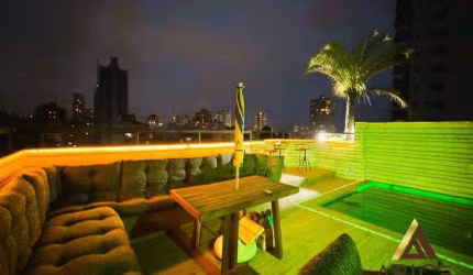 MARAVILHOSA COBERTURA DUPLEX PORTEIRA FECHADA A POUCOS METROS DA PRAIA - 209m² ÚTEIS - 03 SUÍTE - 05 W.C - 02 VAGAS - PISCINA+LOUNGE+ ESPAÇO GOURMET