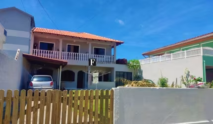 Sobrado na quadra do mar