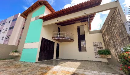 LINDA CASA COM 4 QUARTOS , SENDO 2 SUÍTES E CLOSET