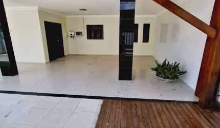 Casa com 5 quartos , 3 suítes e  energia solar