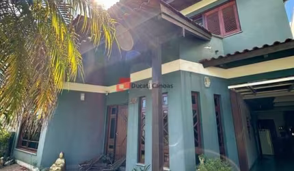 Casa no Bela Vista com 04 dormitórios, pátio com piscina.