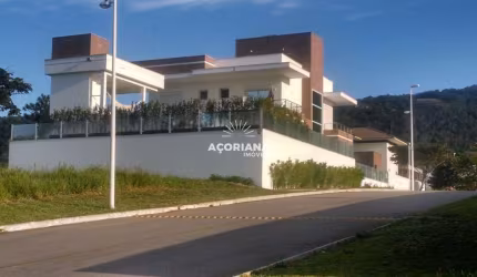 Maravilhosa casa alto padrão em loteamento na Lagoa