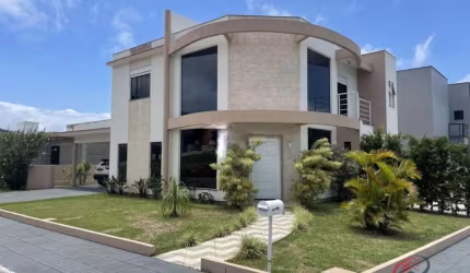 Casa Alto Padrão 04 Dormitórios, Sendo 03 Suítes à Venda em Condomínio Fechado na Praia dos Ingleses - Florianópolis - SC
