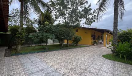 CASA TERREA A 200 METROS DA PRAIA DO MAITINGA.
