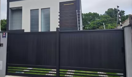 Maravilhosa casa a venda, com projeto moderno e localização privilegiada no centro de Bertioga!