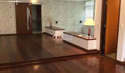 Casa Assobradada com 3 Suítes e 4 vagas, na Vila Floresta.