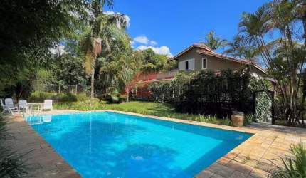 Linda casa de alto padrão em condomínio na Chácara Granja Velha em Carapicuíba-SP: 5 quartos, 2 suítes, 1 sala, 6 banheiros, 10 vagas e 804,46 m².