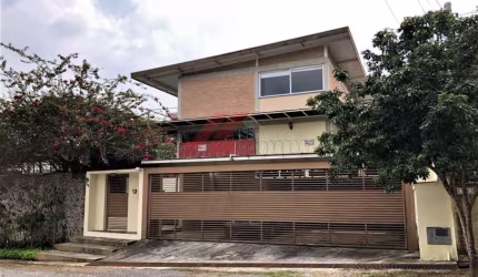 Imperdível! Casa à venda em Cotia-SP, Vila Santo Antônio: 3 quartos, 1 suíte, 1 sala, 3 banheiros, 3 vagas, 344,08 m².