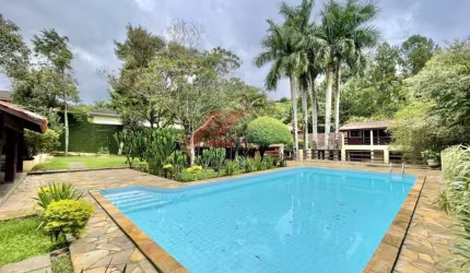 Imponente residência de alto padrão com 4 suítes no Jardim Colonial, Carapicuíba-SP: 428,30m², 7 banheiros e garagem para 2 carros.