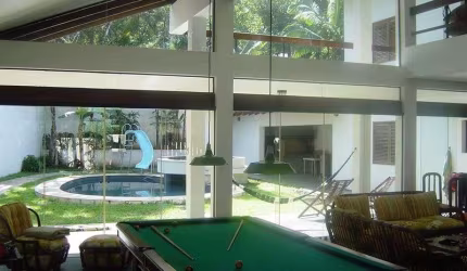 Imperdível residência para até 30 pessoas com 7 quartos na Praia do Tenorio, Ubatuba-SP: 7 suítes, 2 salas, 9 banheiros, 6 vagas de garagem, 600m²!