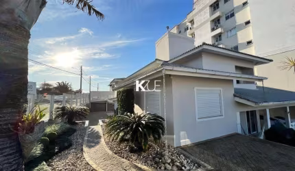 Casa com 3 quartos à venda na Rua Virgilino Ferreira de Souza, --, Barreiros, São José por R$ 2.698.000