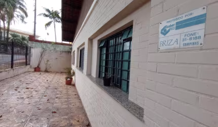 Casa térrea à venda no Parque Taquaral, em rua tranquila com linda praça na frente - Campinas/SP