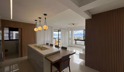 APARTAMENTO SEMIMOBILIADO COM VISTA PARA O MAR COM 3 QUARTOS SENDO 1 SUÍTE E 2 VAGAS DE GARAGEM NO BALNEÁRIO EM FLORIANÓPOLIS/SC