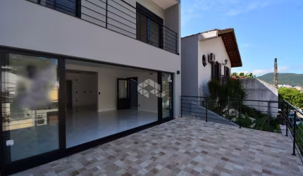 CASA COM 3 SUÍTES E VISTA PANORÂMICA NA TRINDADE EM FLORIANÓPOLIS