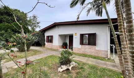 Casa 04 Dorm à venda no Bairro CAPÃO NOVO - 2 vagas de garagem