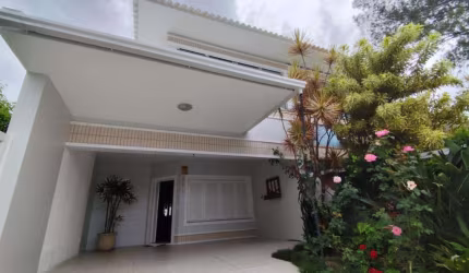 Casa 03 Dorm à venda no Bairro CAPÃO NOVO com 155 m² de área privativa - 2 vagas de garagem