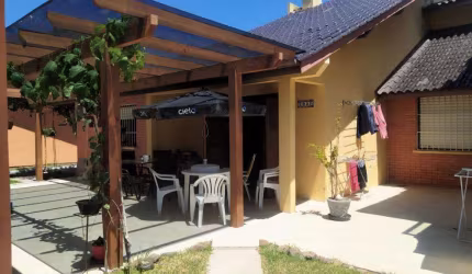 Sobrado 03 Dorm à venda no Bairro CAPÃO NOVO com 70 m² de área privativa - 1 vaga de garagem