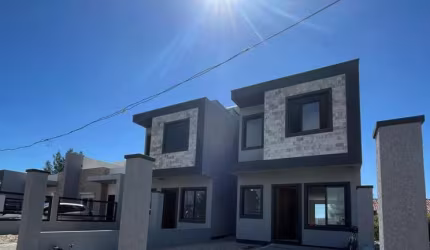 Casa 04 Dorm à venda no Bairro CAPÃO NOVO - 2 vagas de garagem