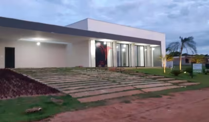 Casa de alto padrão com 4 Suites ,piscina, área gourmet, aquecimento,na Represa de Avaré