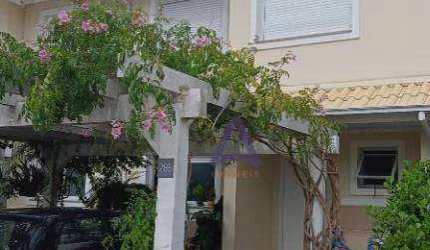 Linda casa com piscina e 3 quartos (sendo uma suíte), à venda em condomínio fechado.