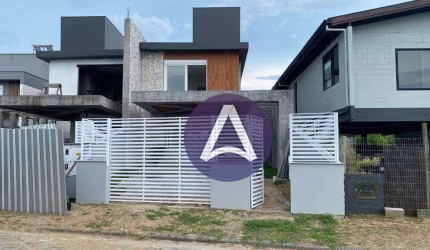 Linda residência de 03 dormitórios no Campeche cercada de verde ,tranquilidade e segurança.