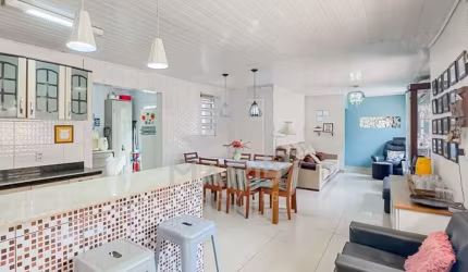 Casa com 2 quartos à venda na Rua Breno Arruda, 151, Santa Maria Goretti, Porto Alegre por R$ 530.000