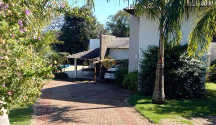 CASA MOBILIADA EM CONDOMINIO COM 05 QUARTOS SENDO 01 SUÍTE, PISCINA E CHURRASQUEIRA
