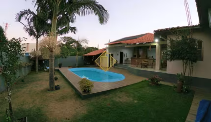 CASA COM ÁREA DE FESTAS EM TERRENO AMPLO NO JARDIM LA SALLE, TOLEDO-PR