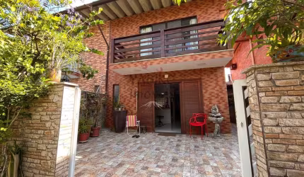 Casa em Világio pé na areia com 03 dorms, Maitinga, Bertioga.