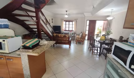 Ótimo Világio a 50m da praia, com piscina, 02 vagas e 03 dorm.