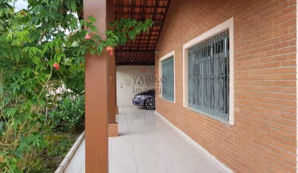 Linda casa térrea, com 05 vagas, quintal, edicula.