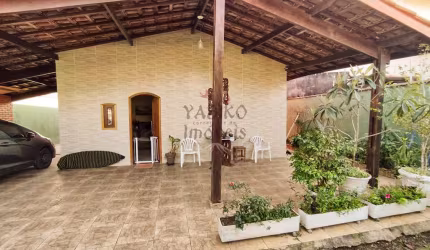 Casa térrea com piscina, churrasqueira, 03 vagas e com edicula.