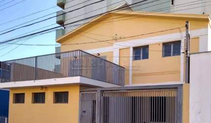 Casa sobrado com 3 dormitórios e 1 suíte no Centro próximo a Pizzaria Hut em São Carlos