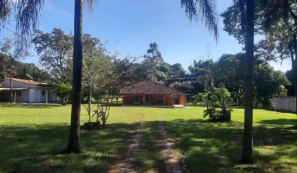 Chácara rural espaçosa com casa principal e de empregado.
