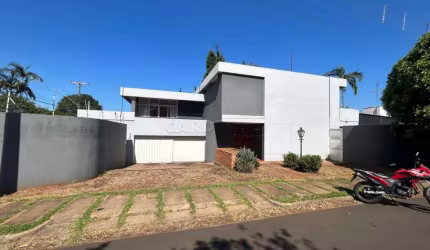 casa com 4 dormitórios.