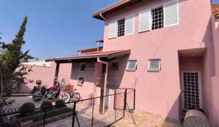 Casa Assobradada no bairro Jardim Santa Marta com Câmeras e vigia sempre com Ronda.