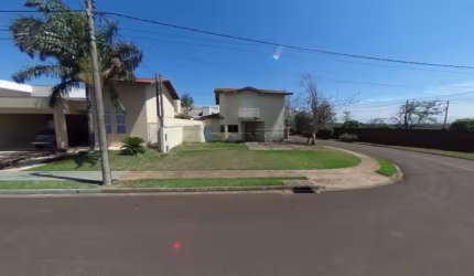 Imóvel bem localizado, dentro do Condomínio, seguro sem vizinhos na frente e lateral.