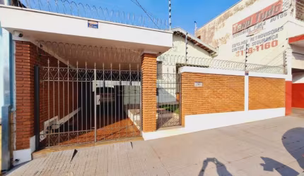 Casa em localização privilegiada e bem espaçosa