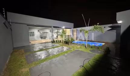 Casa com piscina,  quintal amplo e área de lazer completa