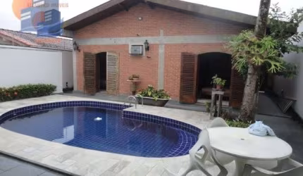 Casa Moderna Bem Localizada c/ Edícula e Piscina Enseada Guarujá