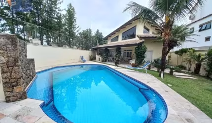 Linda e Moderna Casa apenas Uma Quadra da Praia Enseada
