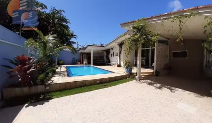 Casa Térrea Aconchegante com Excelente Localização a 250 Metros do Mar.