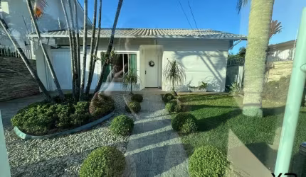 Casa no Centro de Palhoça com 4 Quartos 3 banheiros, 2 garagens