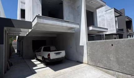 Casa a venda com 3 quartos sendo 3 suítes, 4 banheiros e 2 vagas de garagem.