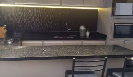 Casa a venda com 2 quartos sendo 1 suíte, 2 banheiros e 2 vagas de garagem.