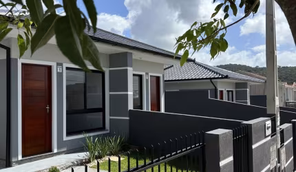 Casa a venda com 2 quartos, 1 banheiro e 2 vagas de garagem.