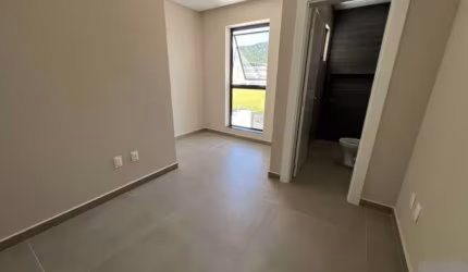 SOBRADO EM ITAPEMA, COM 03 DORMS., SENDO 01 SUITE,